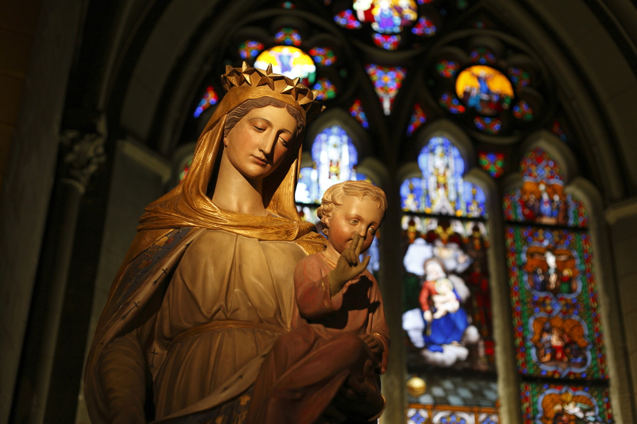 15 août fête de l'assomption , les catholiques célèbrent la vierge marie